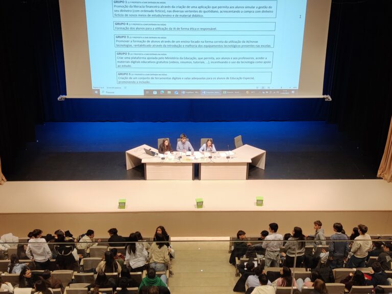 Image panorâmica do Espaço Vita (Braga), em plena sessão distrital do Parlamento dos Jovens, na qual o aluno Afonso Freitas participou como deputado efetivo do AEAMC