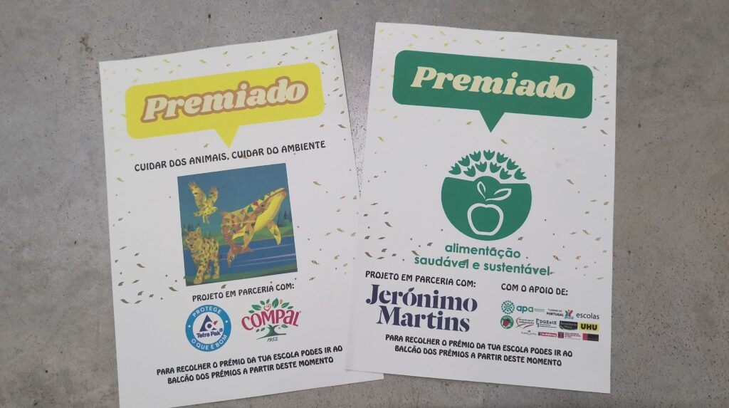 Foto dos prémios recebidos pelo AEAMC. O da esquerda corresponde ao prémio ‘Cuidar dos Animais, Cuidar do Ambiente’ e o da direita ao ‘Alimentação Saudável e Sustentável – Jogo da Dieta Mediterrânica’