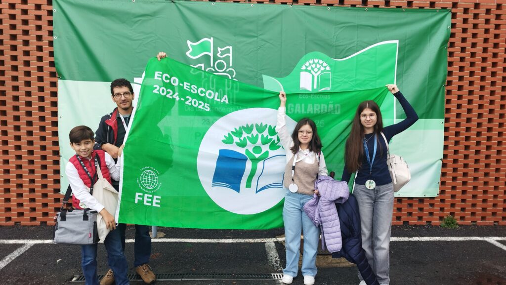 Representantes do AEAMC no evento a segurar na recém bandeira ganha, a do Eco-escolas!