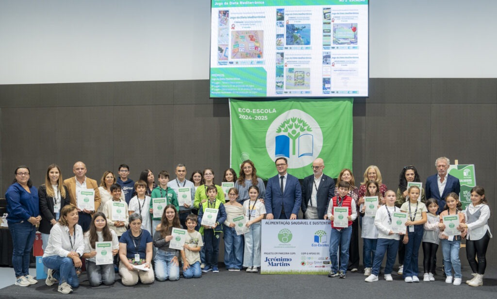 Foto de grupo dos vários representantes das escolas a receber os prémios atribuídos